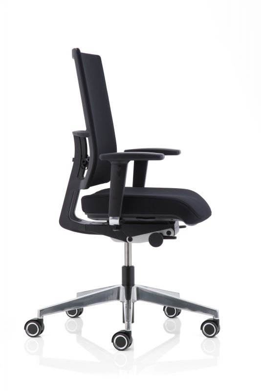 Schwarzer Anteo Basic Bürodrehstuhl von Köhl mit schlankem Design und verstellbaren Armlehnen für ergonomisches Sitzen.